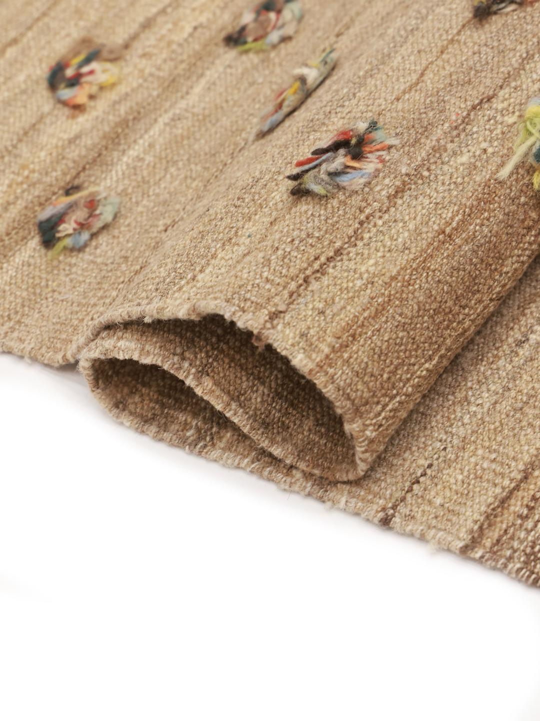 Handgeweven Kelim loper uit het Midden-Oosten met een beige basis en verspreide veelkleurige wollen accenten