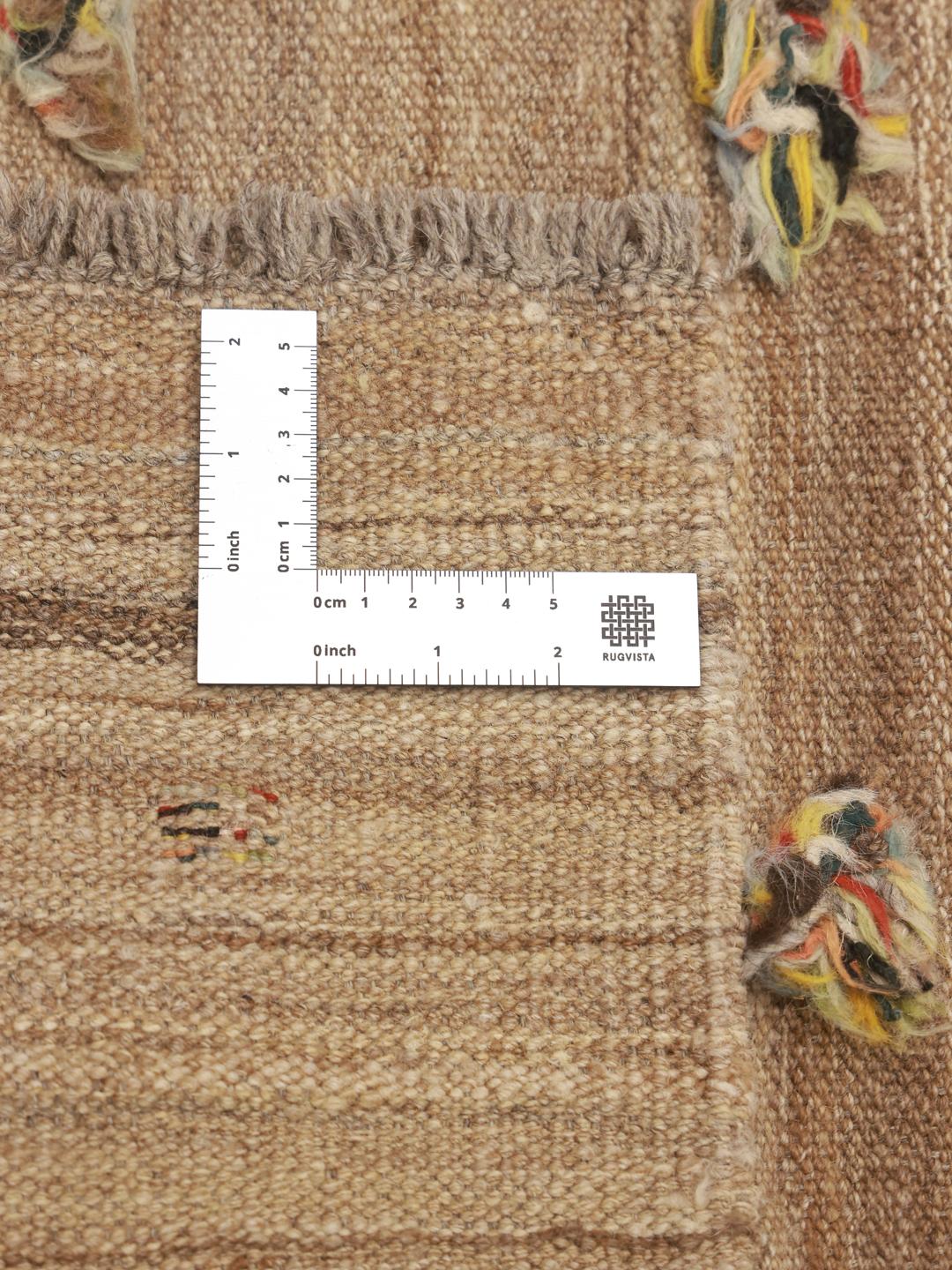 Handgeweven Kelim loper uit het Midden-Oosten met een beige basis en verspreide veelkleurige wollen accenten
