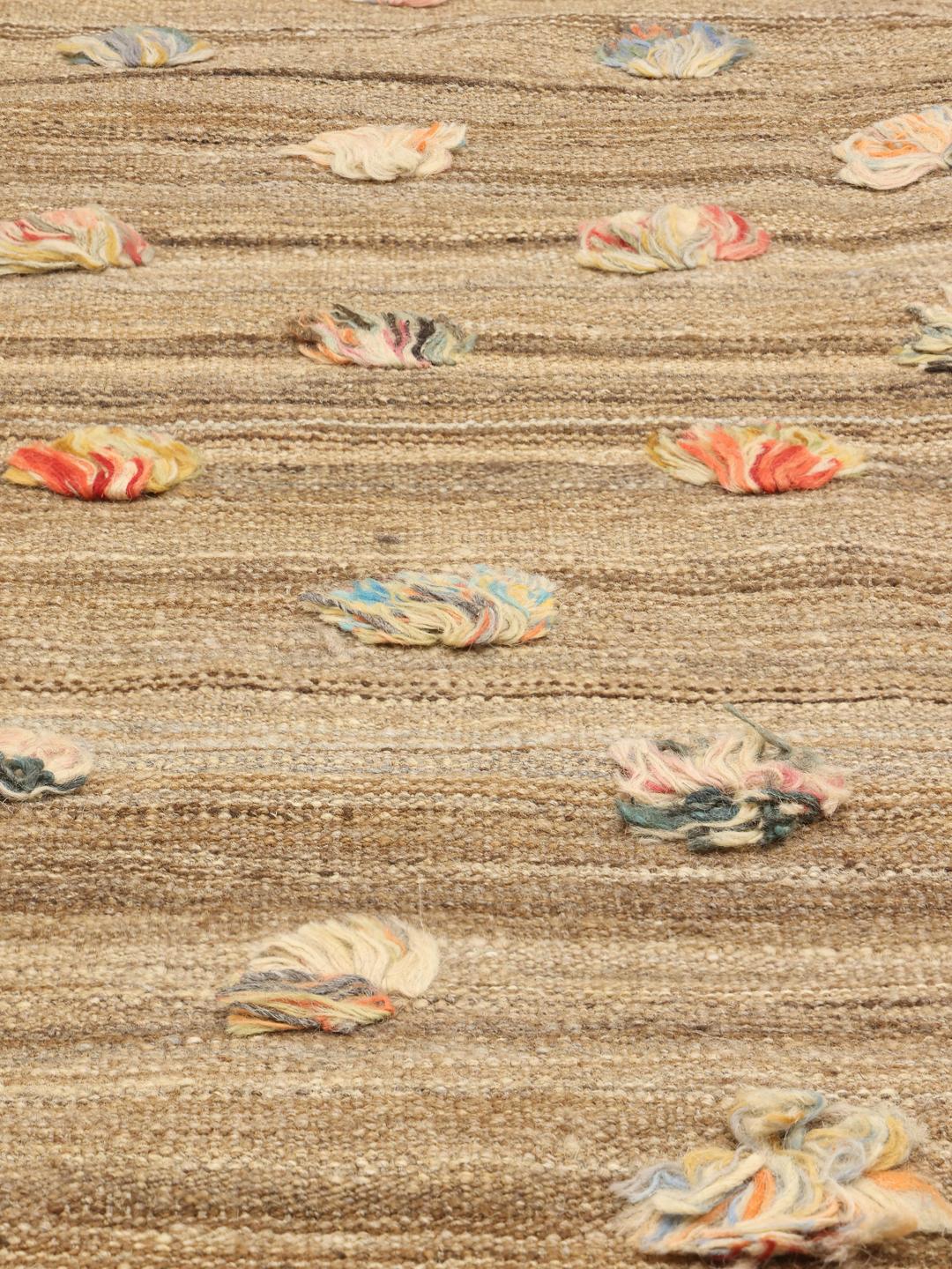 Handgeweven Afghaans Kelim Nimbaft-kleed met beige basis en kleurrijke wollen plukjes.