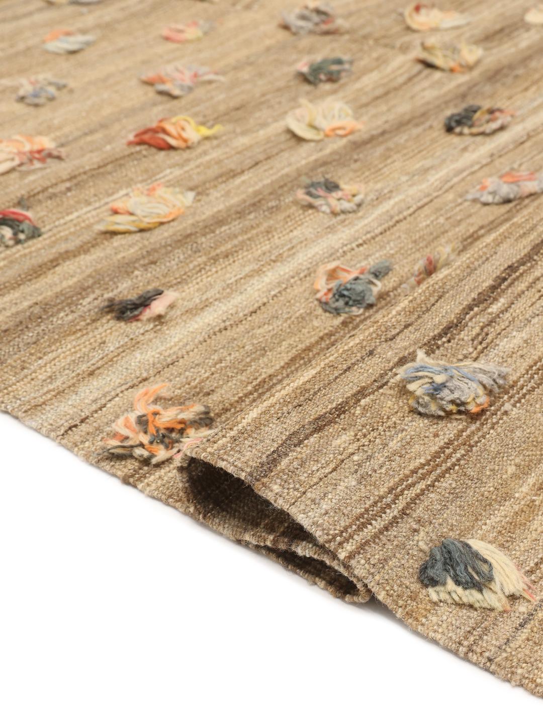 Handgeweven Afghaans Kelim Nimbaft-kleed met beige basis en kleurrijke wollen plukjes.