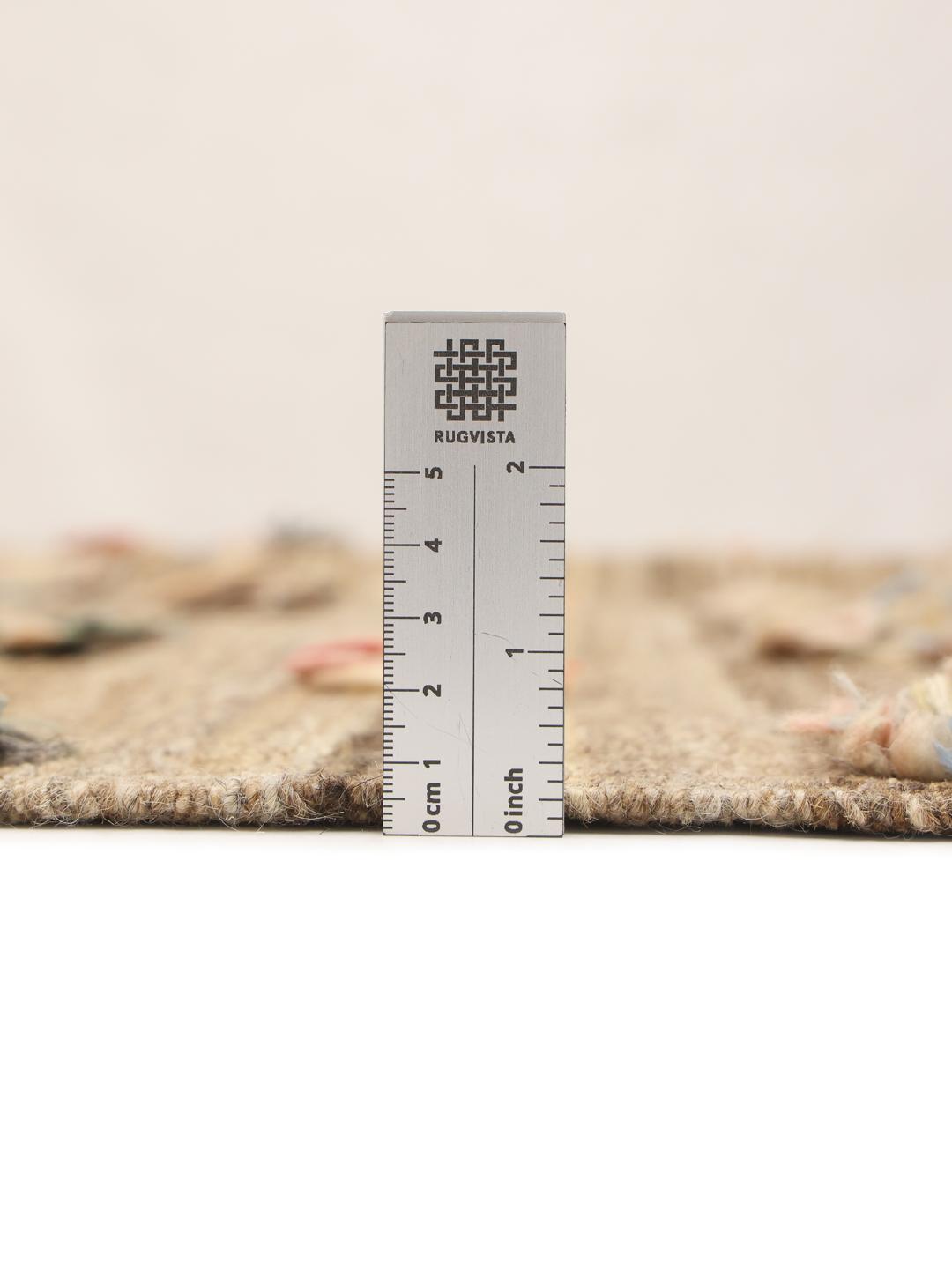 Handgeweven Afghaans Kelim Nimbaft-kleed met beige basis en kleurrijke wollen plukjes.