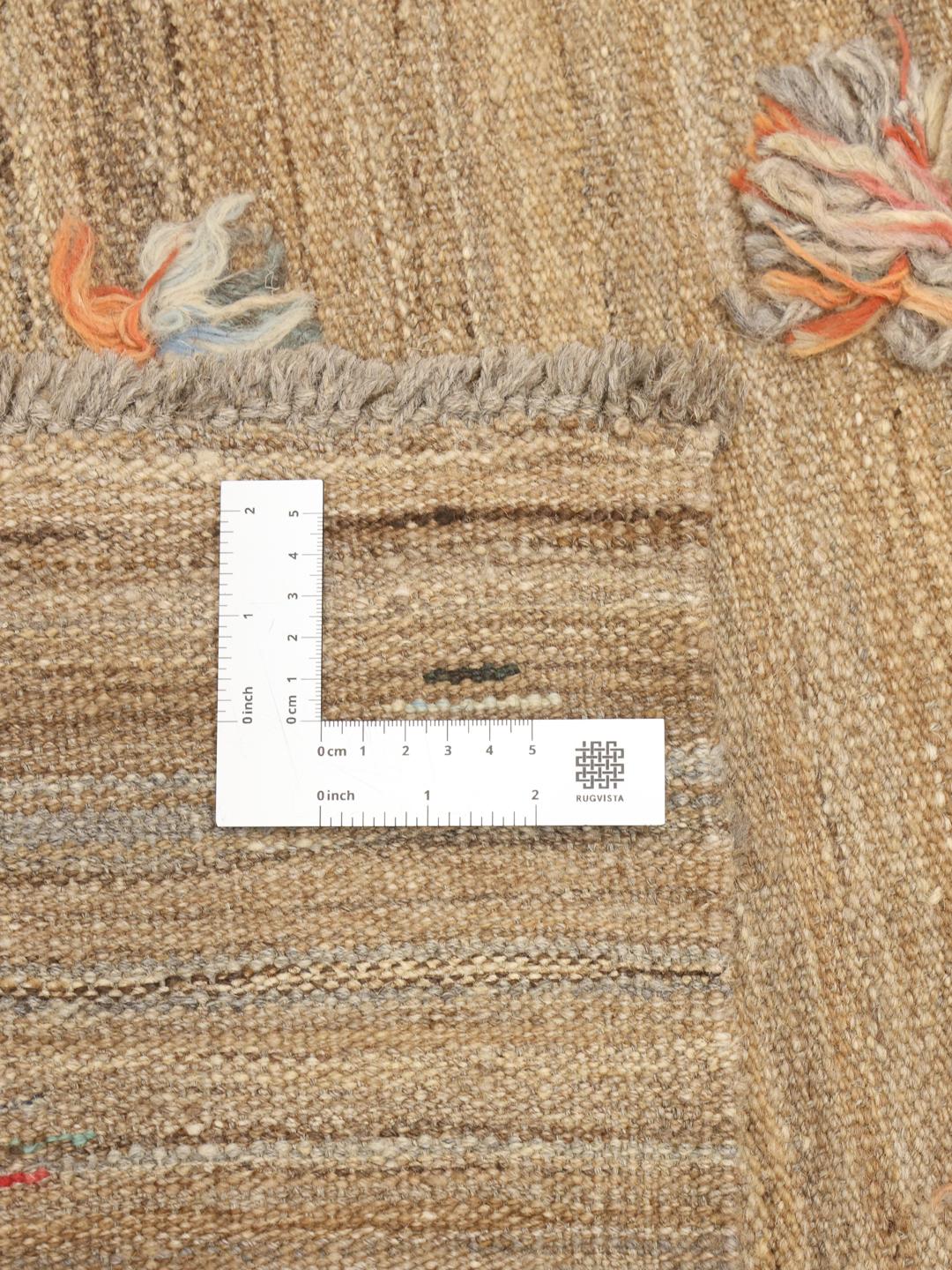 Handgeweven Afghaans Kelim Nimbaft-kleed met beige basis en kleurrijke wollen plukjes.