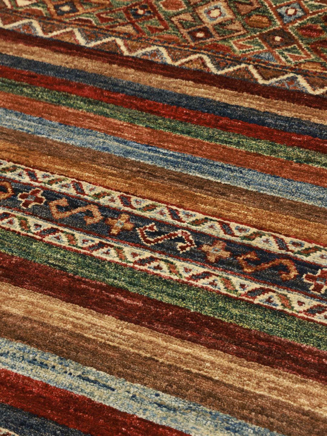 Met de hand geknoopte loper uit Afghanistan in veelkleurig design met geometrische patronen