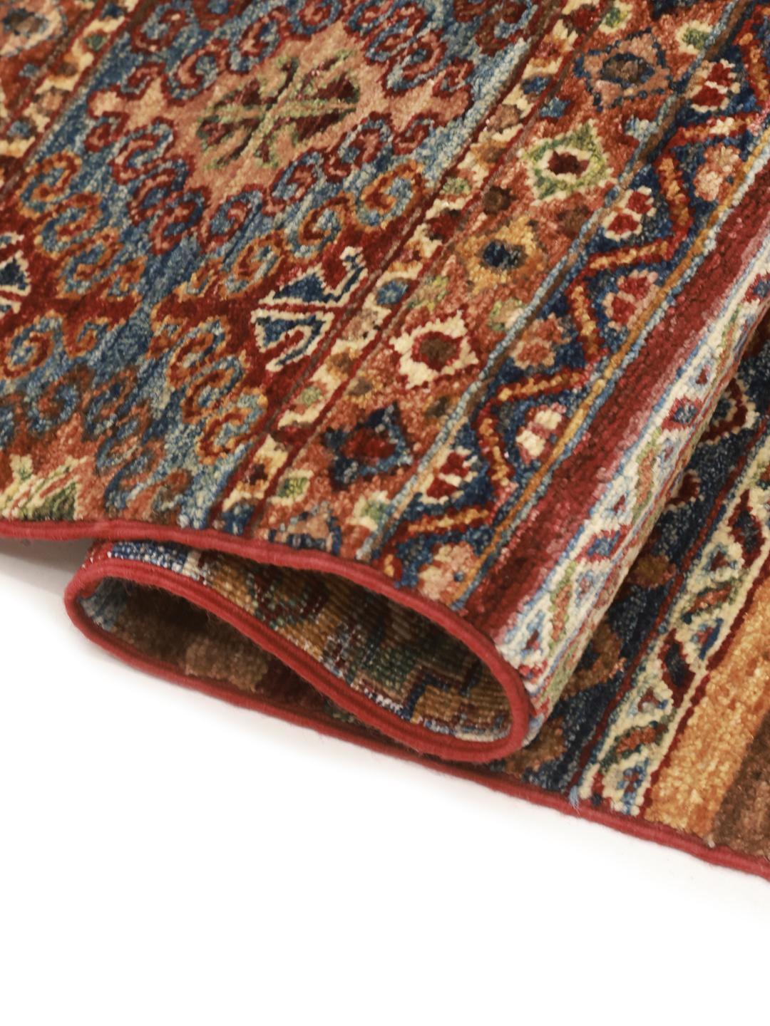 Met de hand geknoopte loper uit Afghanistan in veelkleurig design met geometrische patronen