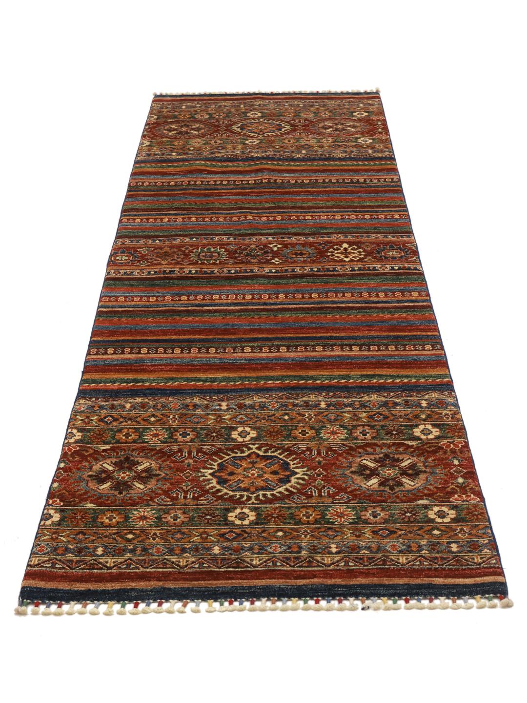 Een handgeknoopte loper uit Afghanistan met een levendig rood en meerkleurig geometrisch ontwerp.