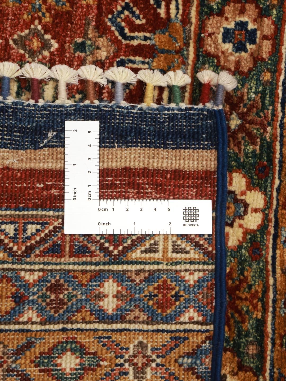 Een handgeknoopte loper uit Afghanistan met een levendig rood en meerkleurig geometrisch ontwerp.