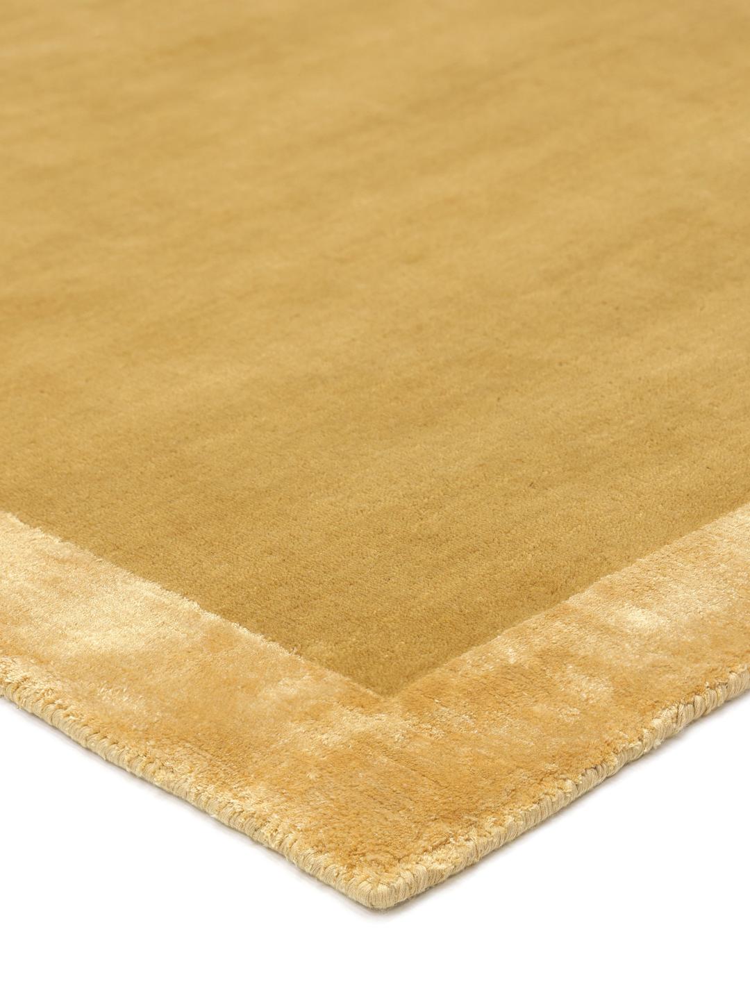 Mosterdgeel wollen tapijt met een decoratieve rand