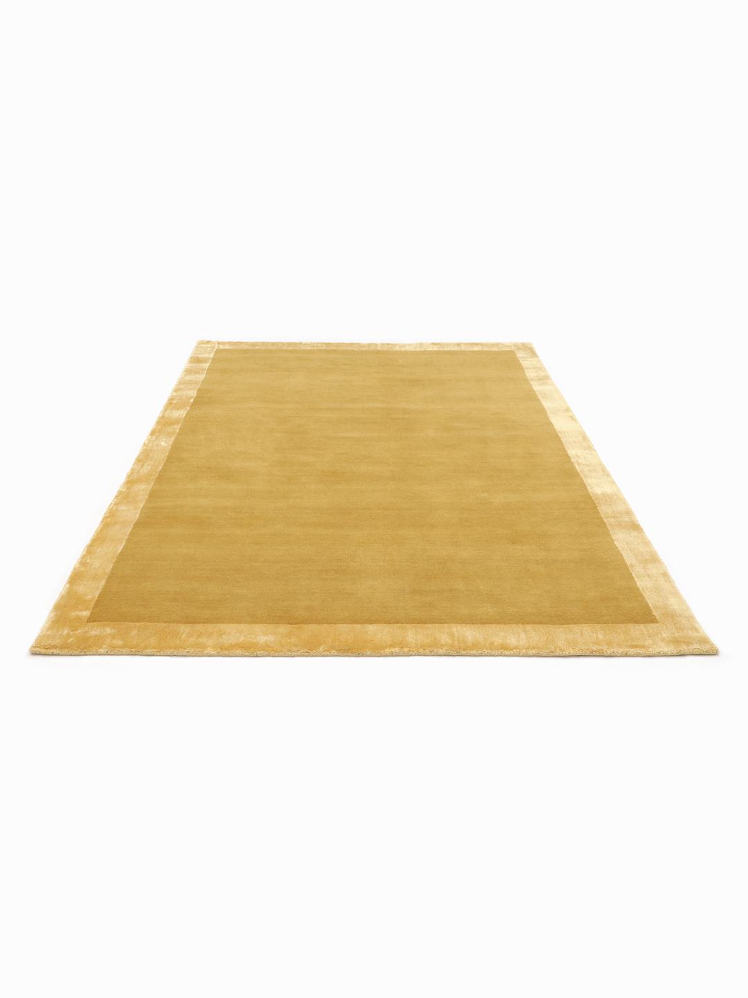 Tapis en laine jaune moutarde avec une bordure décorative