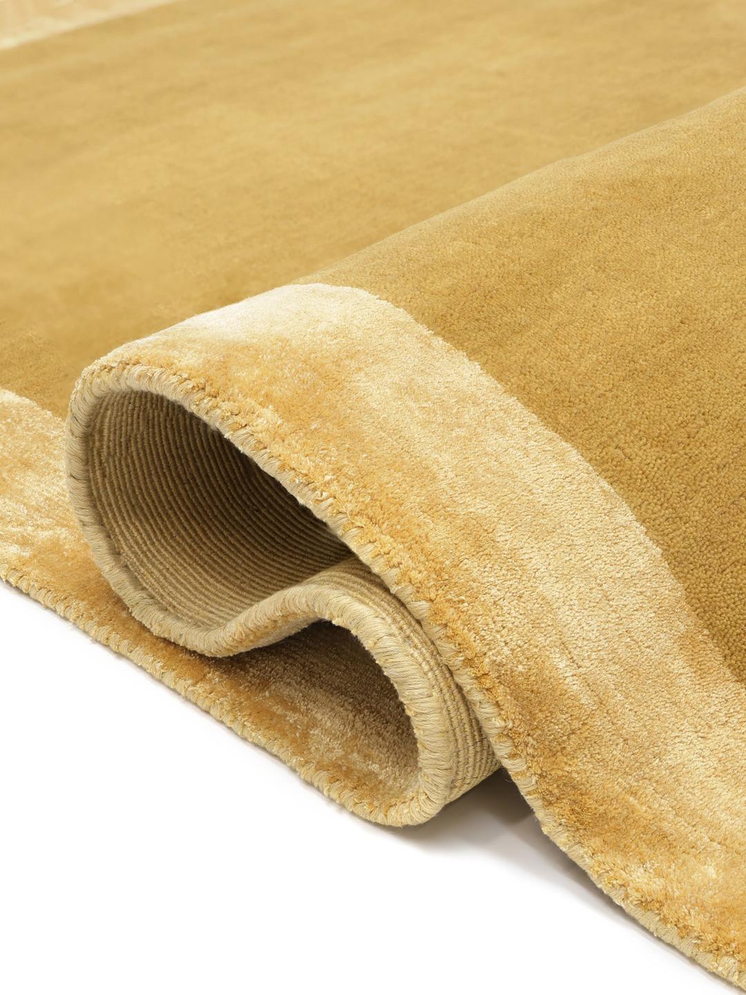 Tapis en laine jaune moutarde avec une bordure décorative