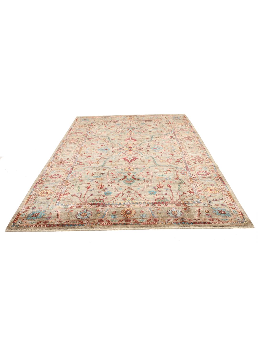 Et håndknyttet afghansk tæppe med blomstermotiver i beige, blå og røde toner.