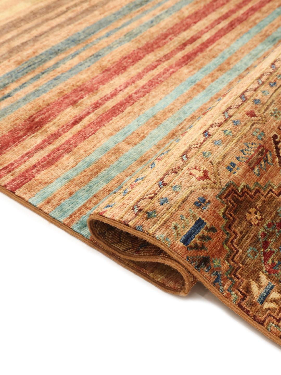 Een lange, handgeknoopte loper uit het Midden-Oosten met tribale geometrische motieven in rode, blauwe en bruine tinten.