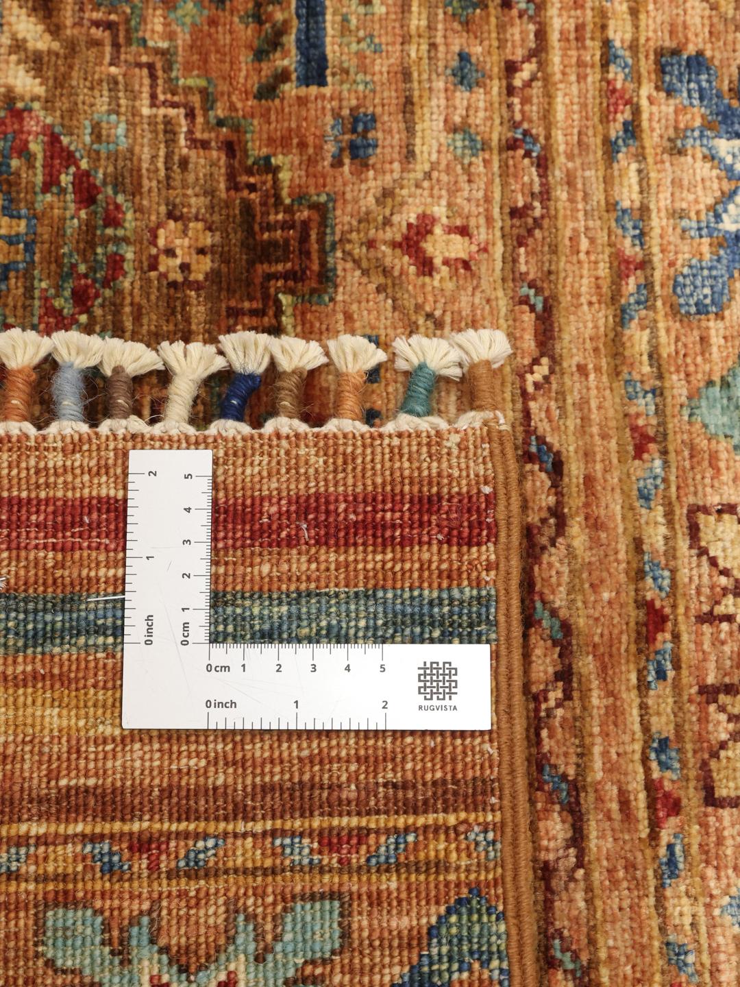 Een lange, handgeknoopte loper uit het Midden-Oosten met tribale geometrische motieven in rode, blauwe en bruine tinten.