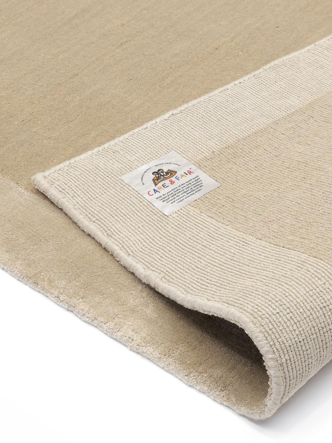 Beige tapijt met een zachte handloom textuur