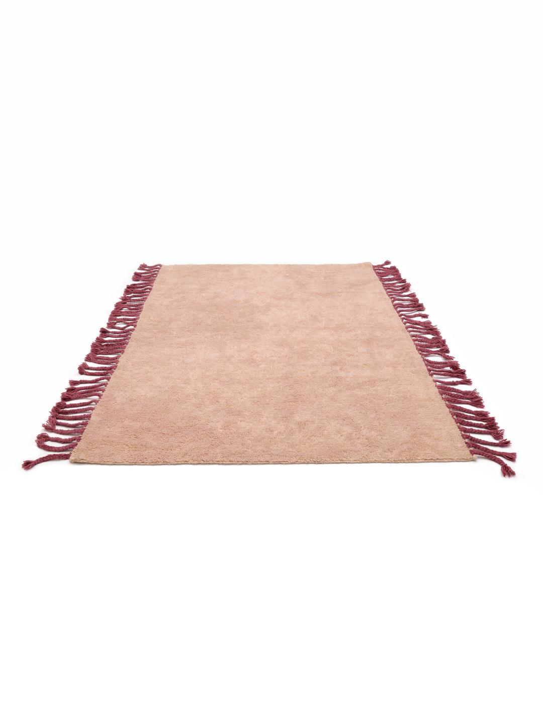 Roze vloerkleed met franjedetails