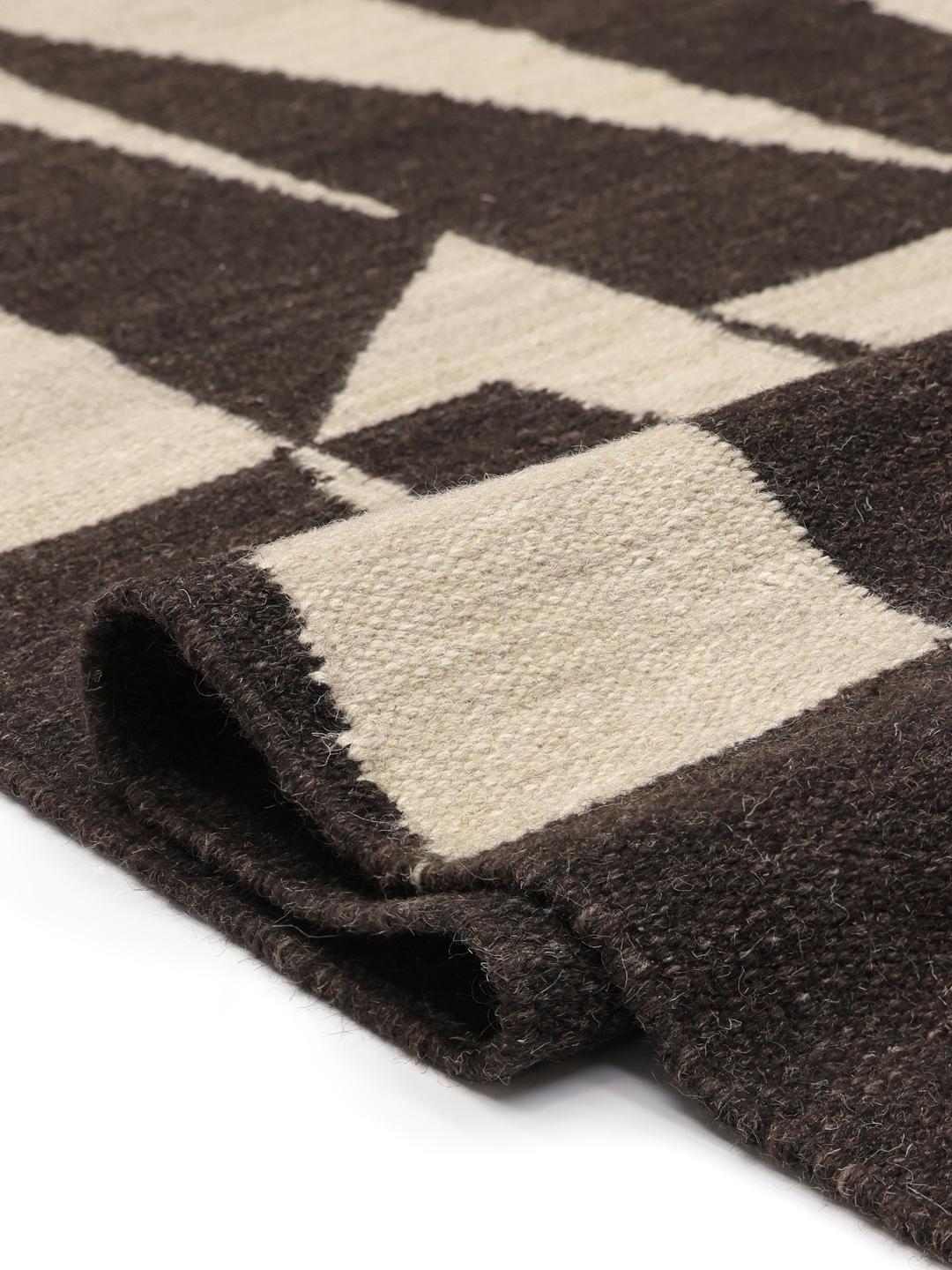 Handgeweven wollen tapijt in zwart en beige