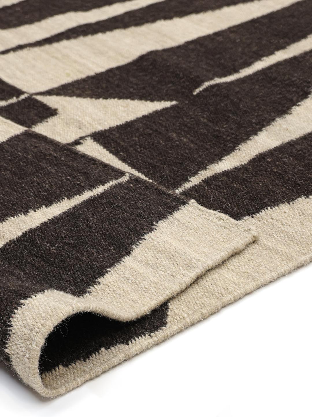 Handgeweven wollen tapijt in zwart en beige