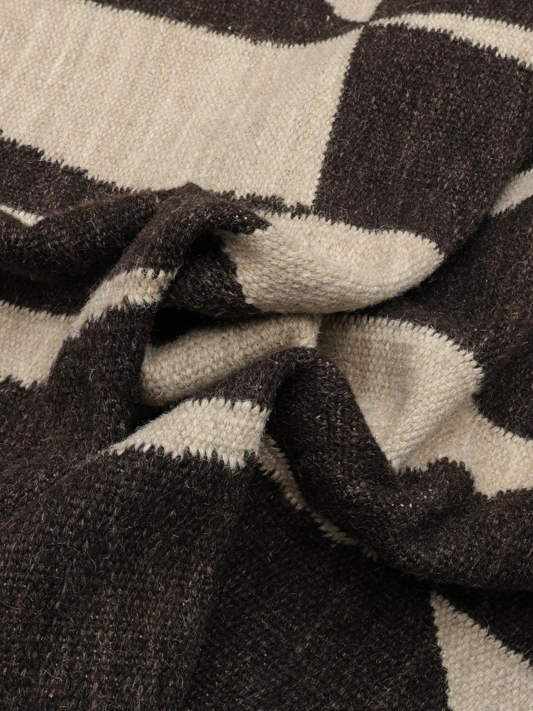 Handgeweven wollen tapijt in zwart en beige