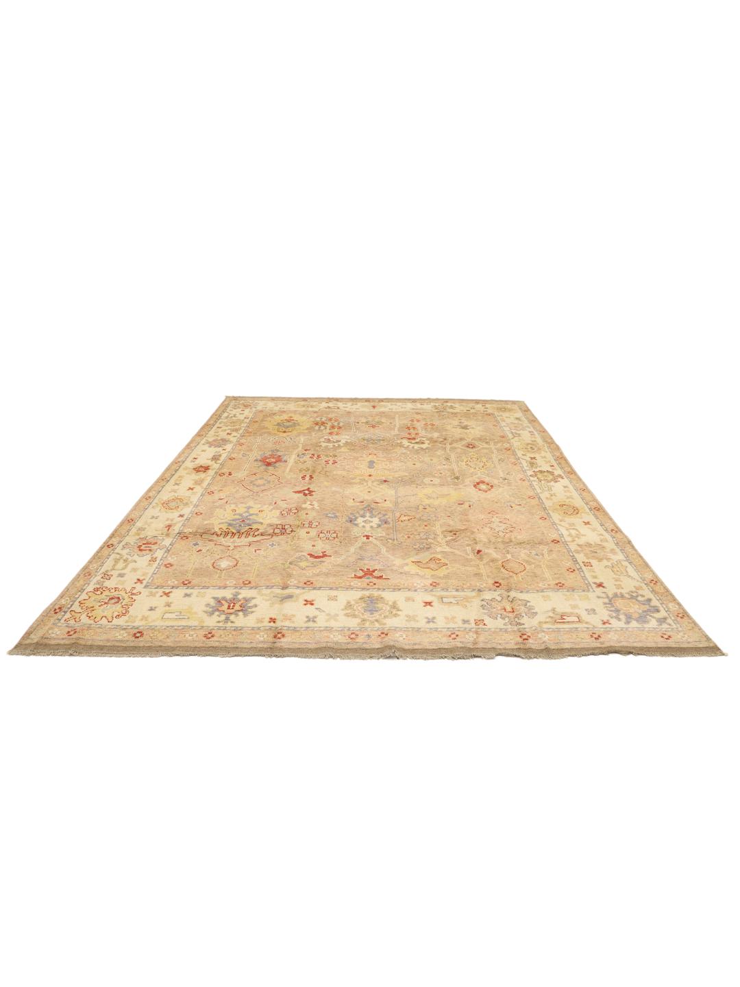 Een groot, handgeknoopt Afghaans Usak tapijt met een zacht beige en meerkleurig botanisch patroon.