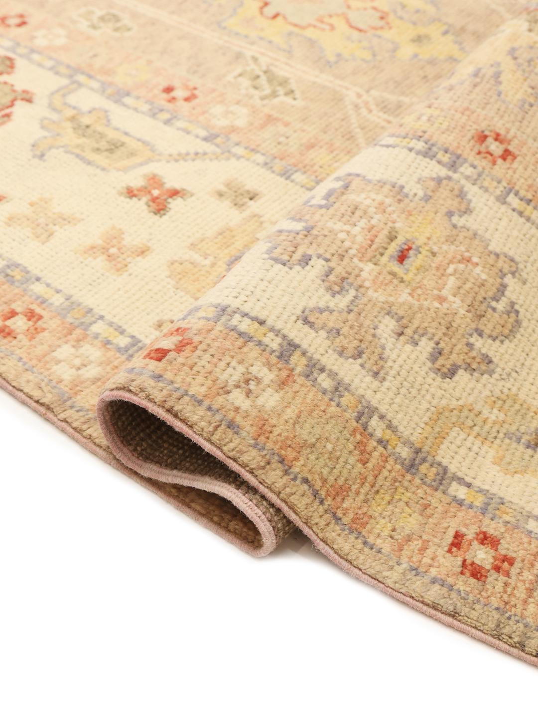 Een groot, handgeknoopt Afghaans Usak tapijt met een zacht beige en meerkleurig botanisch patroon.