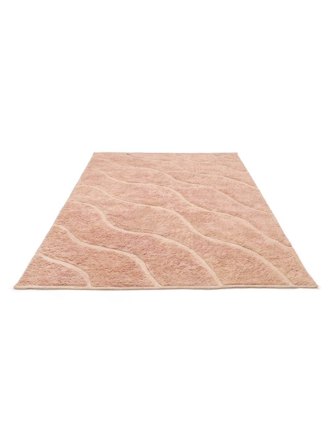 Lyserødt tæppe med blide diagonale bølinjer