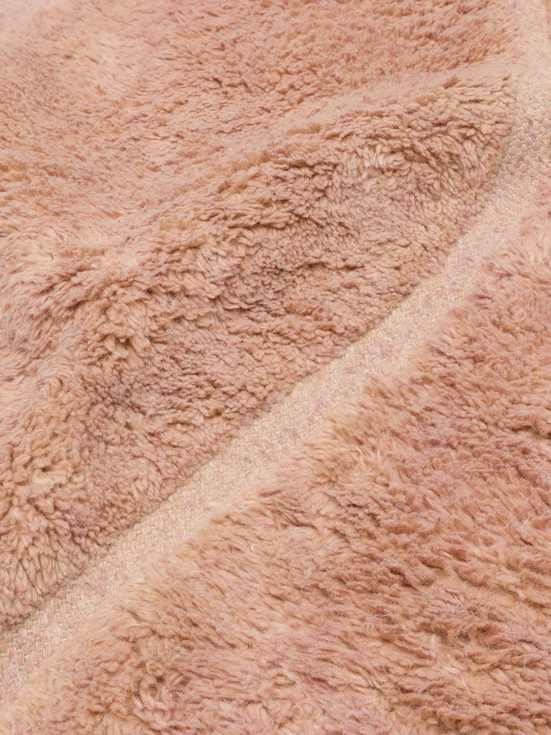Roze vloerkleed met zachte diagonale golvende lijnen