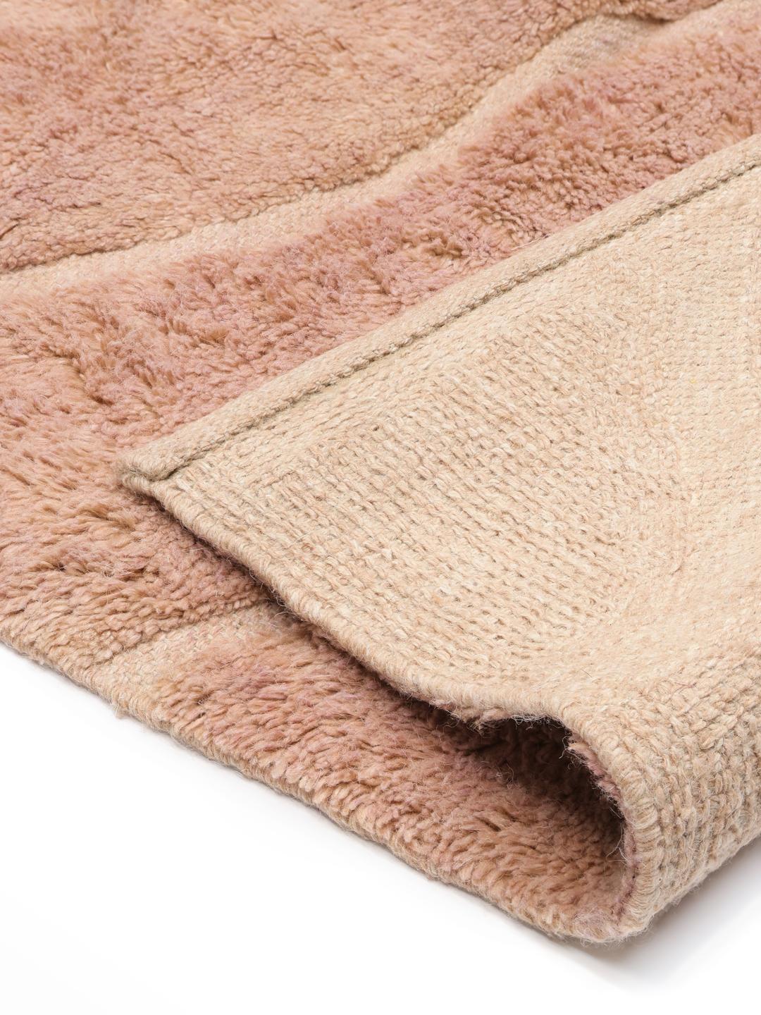 Roze vloerkleed met zachte diagonale golvende lijnen