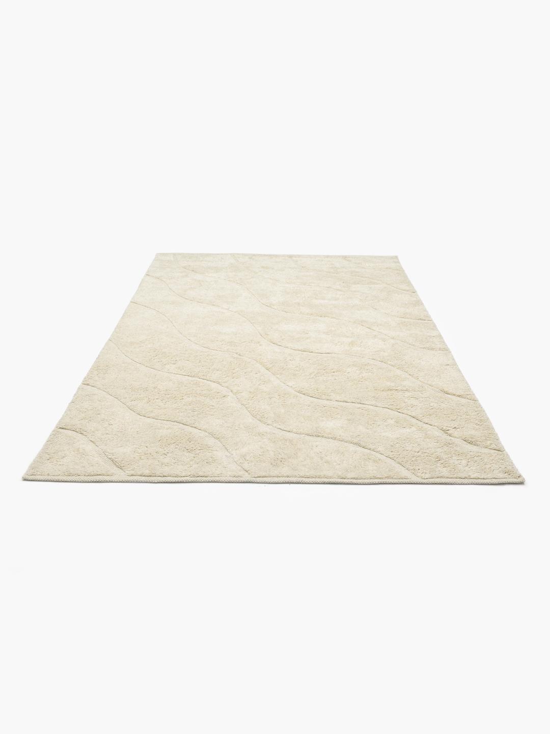 Beige en crème pooltapijt met een golvend design