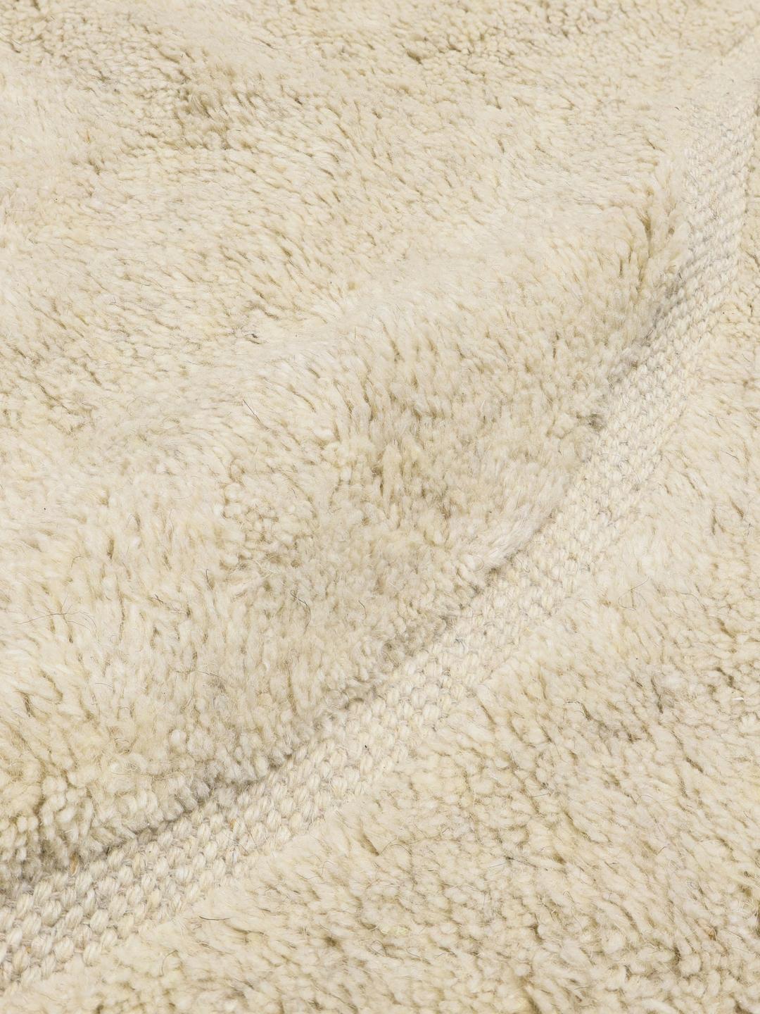 Beige en crème pooltapijt met een golvend design