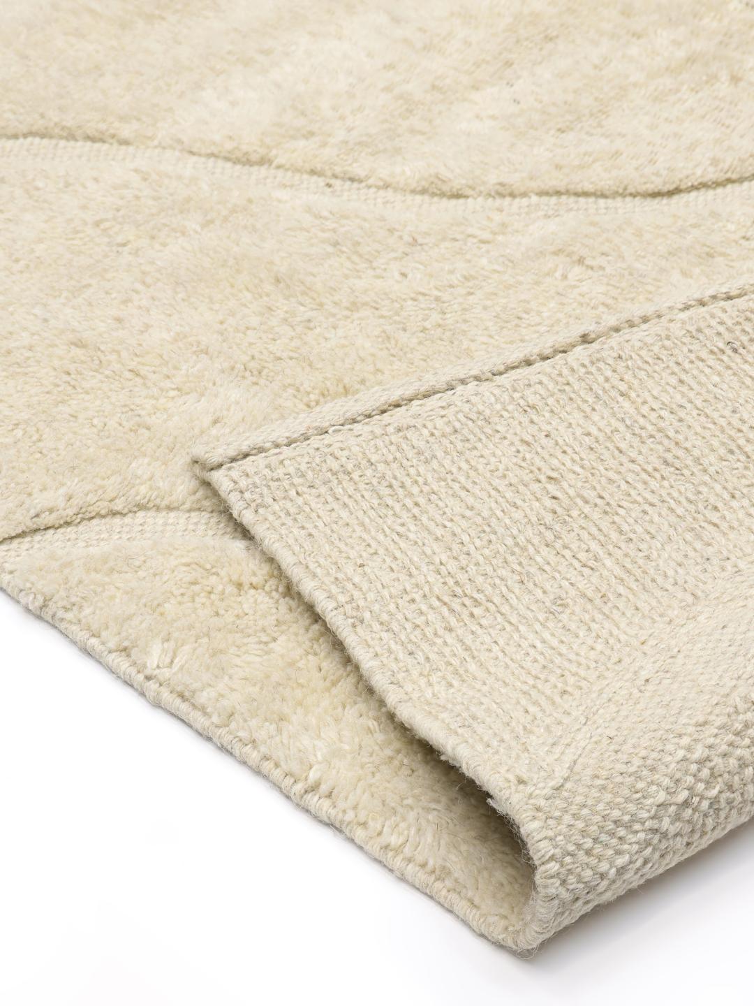 Beige en crème pooltapijt met een golvend design