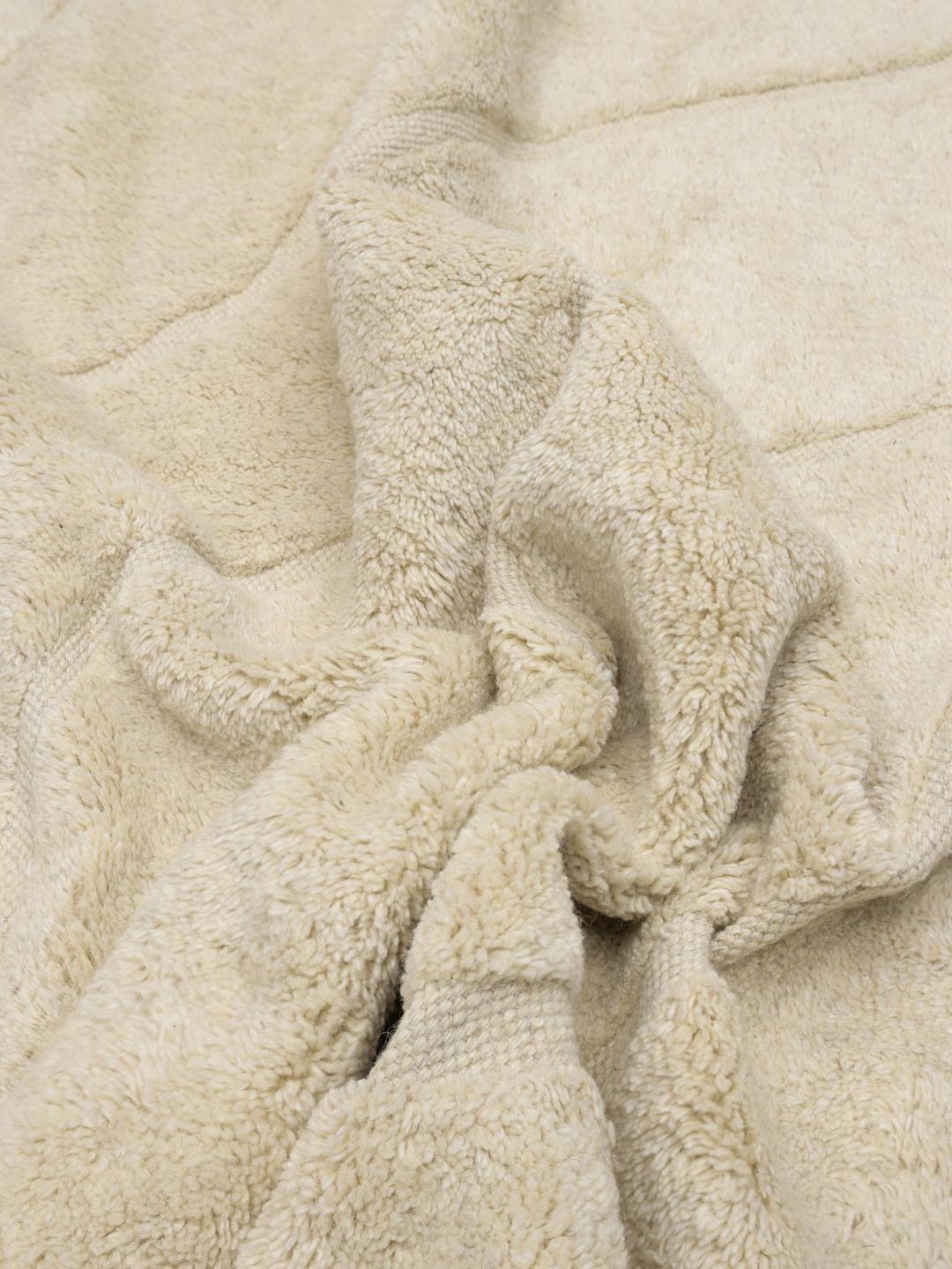 Beige en crème pooltapijt met een golvend design