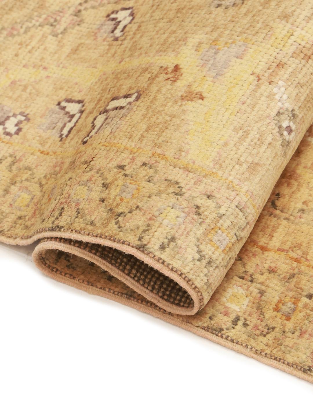 Met de hand geknoopt Usak-tapijt uit Afghanistan in warme beige tinten