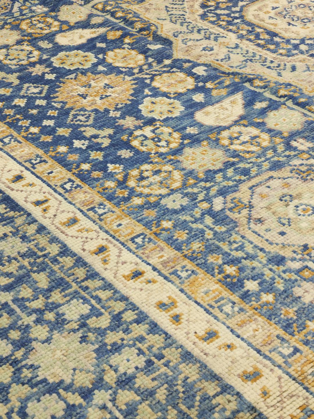 Handgeknoopt Afghaans Usak-tapijt in het blauw met sierlijke bloempatronen