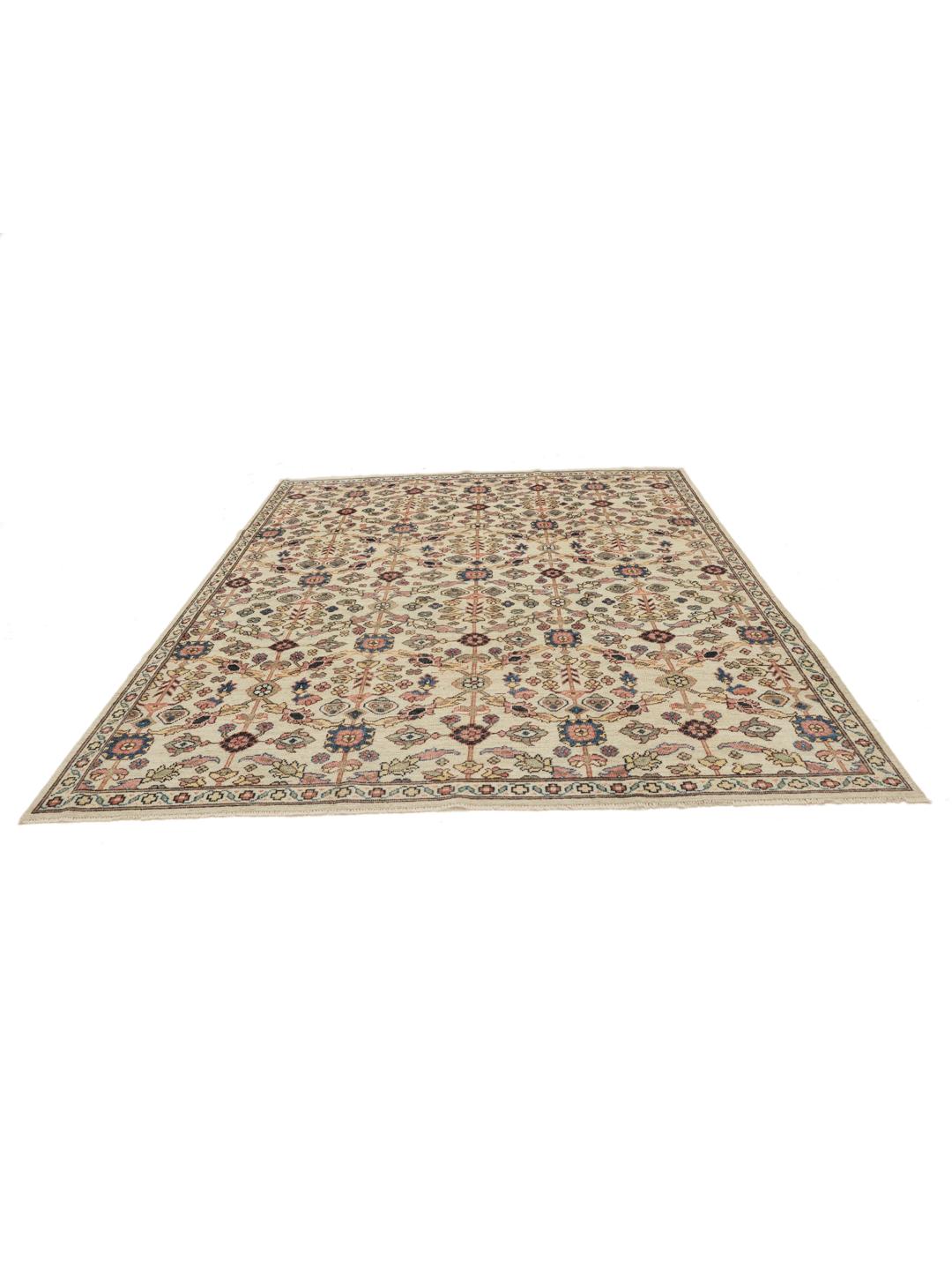Handgeknoopt Afghaans Usak-tapijt met een bloemmotief in beige en zachte, gedempte tinten.