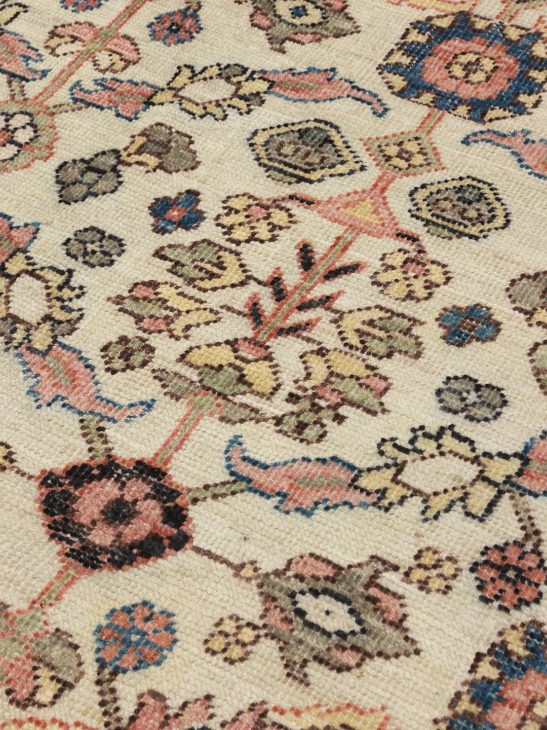 Handgeknoopt Afghaans Usak-tapijt met een bloemmotief in beige en zachte, gedempte tinten.
