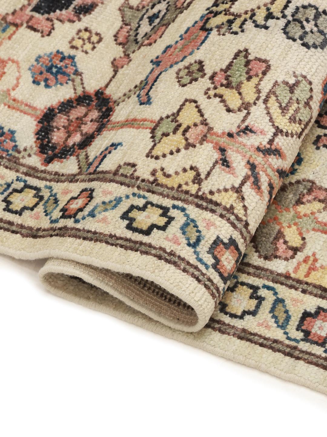 Handgeknoopt Afghaans Usak-tapijt met een bloemmotief in beige en zachte, gedempte tinten.