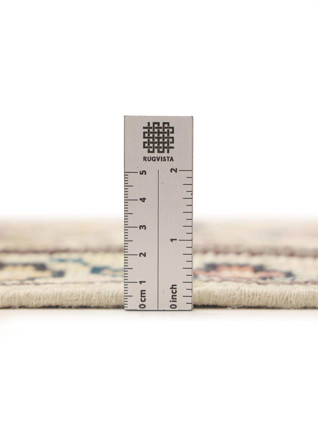 Handgeknoopt Afghaans Usak-tapijt met een bloemmotief in beige en zachte, gedempte tinten.