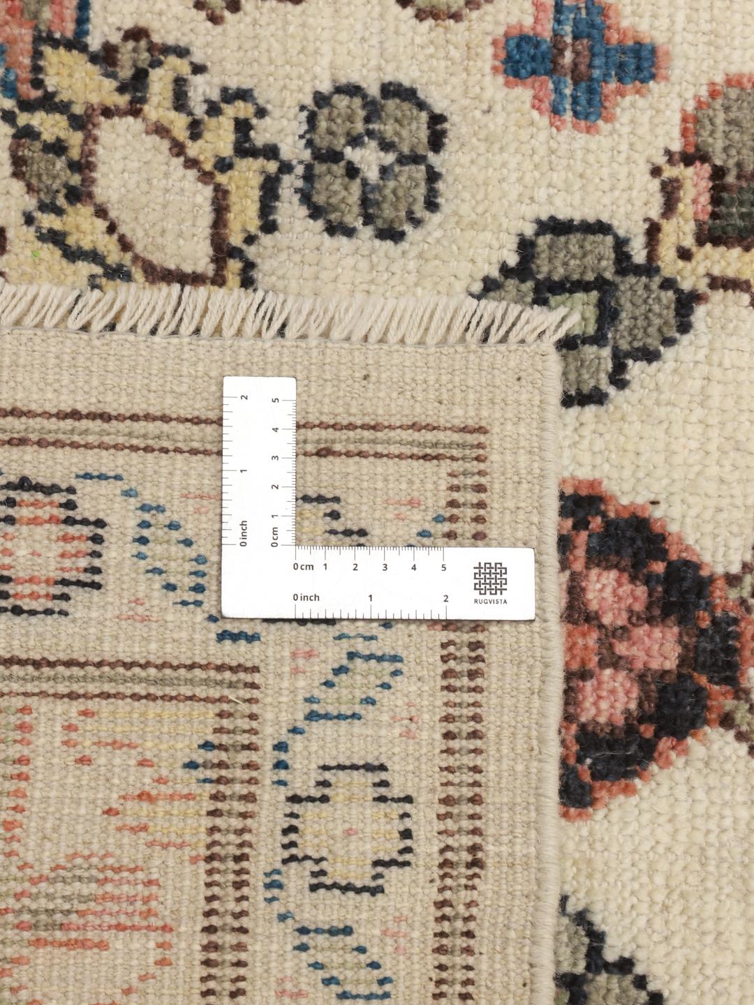 Handgeknoopt Afghaans Usak-tapijt met een bloemmotief in beige en zachte, gedempte tinten.