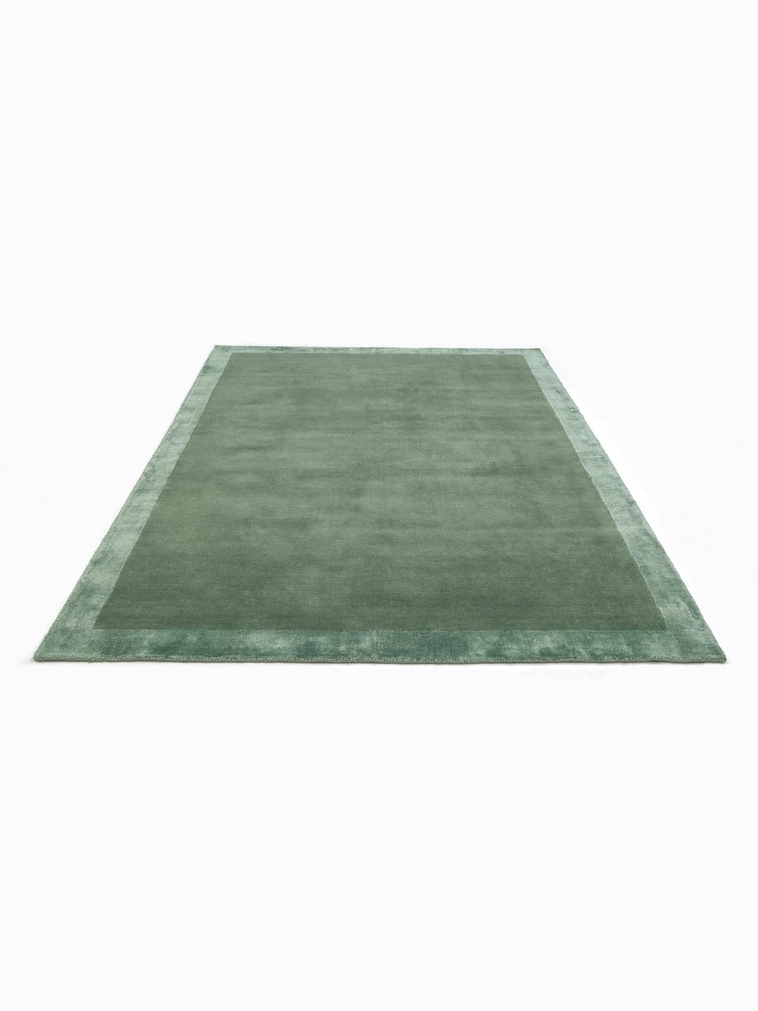 Groen tapijt met een zachte pool en subtiele rand