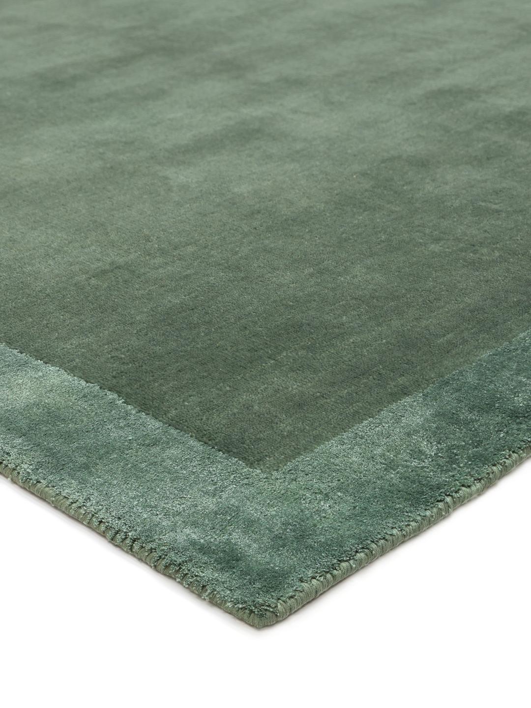 Groen tapijt met een zachte pool en subtiele rand