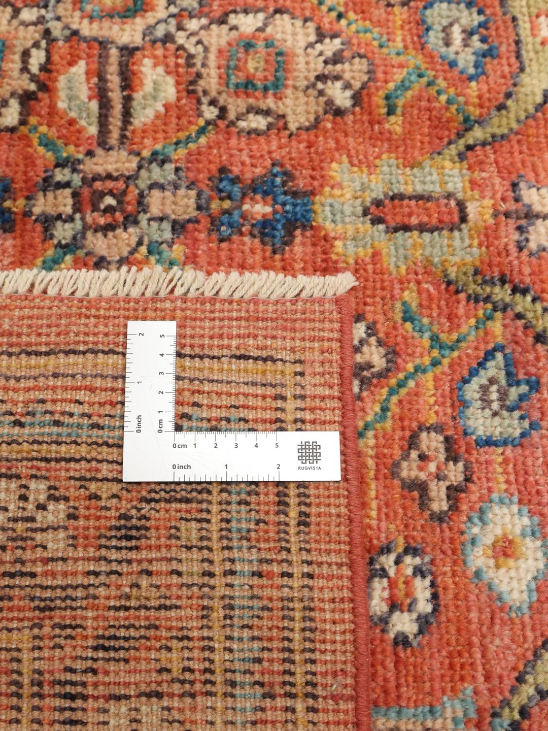 Una alfombra Usak anudada a mano de Afganistán que presenta un campo rojo vibrante con patrones intrincados.