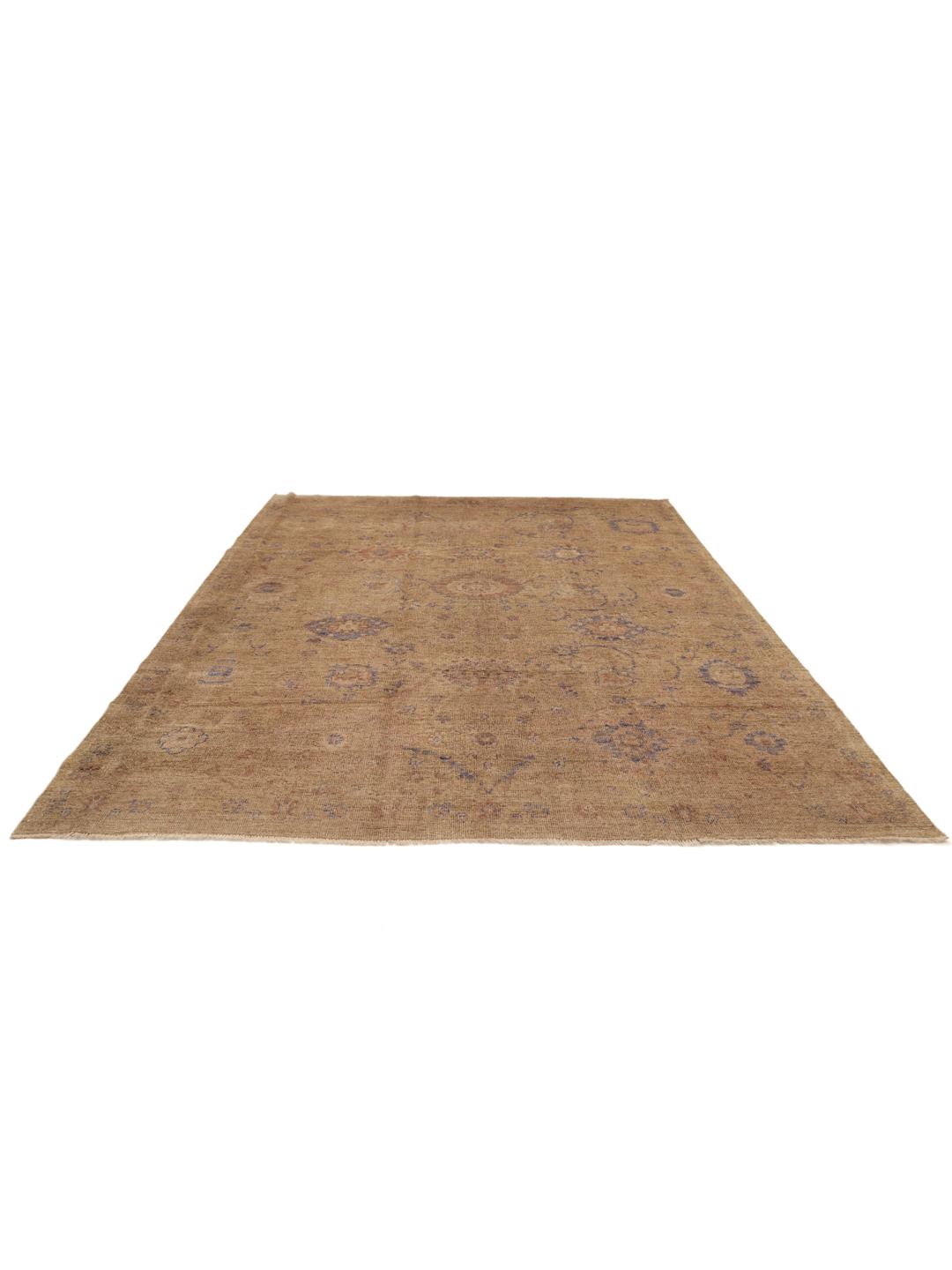 Alfombra afgana Usak anudada a mano con un campo beige y motivos florales