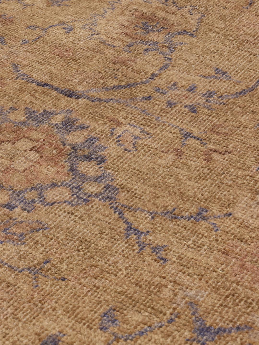 Alfombra afgana Usak anudada a mano con un campo beige y motivos florales