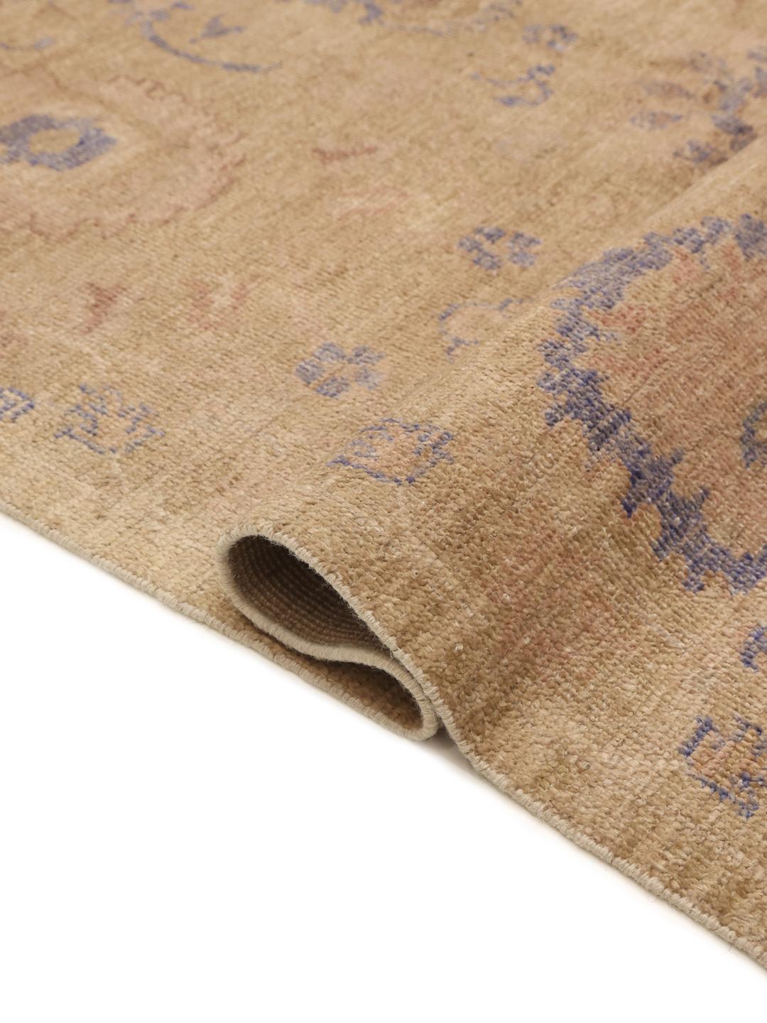 Alfombra afgana Usak anudada a mano con un campo beige y motivos florales
