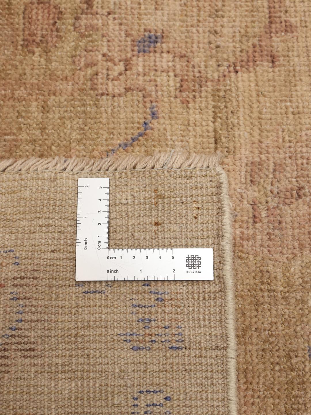 Alfombra afgana Usak anudada a mano con un campo beige y motivos florales