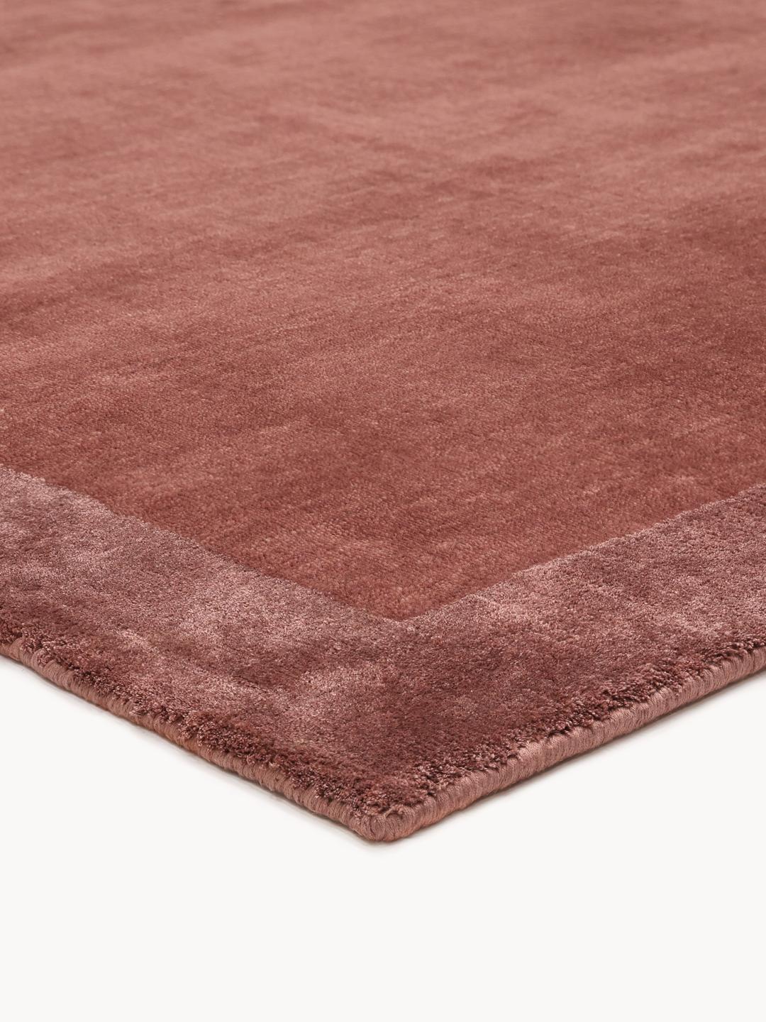 Rood tapijt met een brede rand