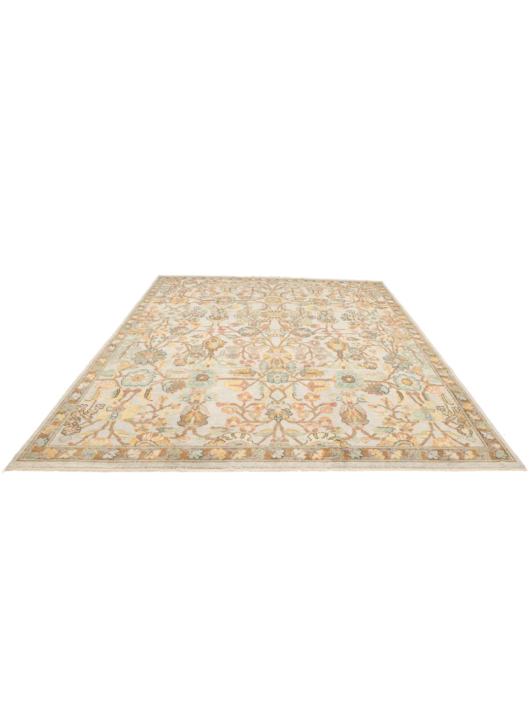 Alfombra afgana Usak anudada a mano con patrones florales en tonos beige y apagados