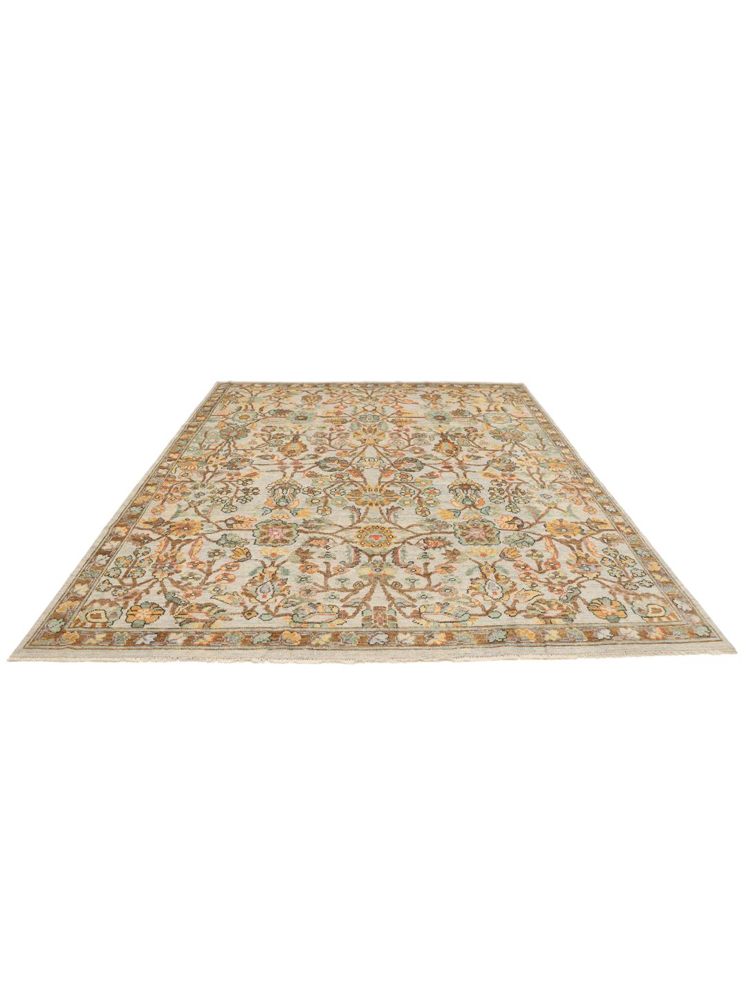 Alfombra afgana Usak anudada a mano con patrones florales en tonos beige y apagados