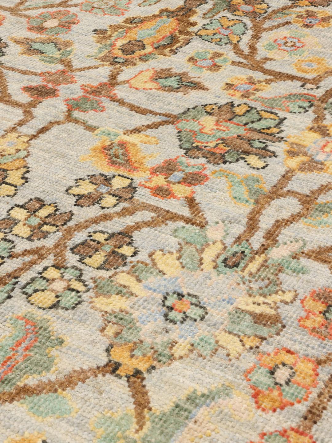 Alfombra afgana Usak anudada a mano con patrones florales en tonos beige y apagados