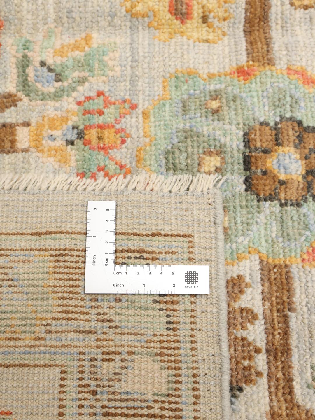 Alfombra afgana Usak anudada a mano con patrones florales en tonos beige y apagados