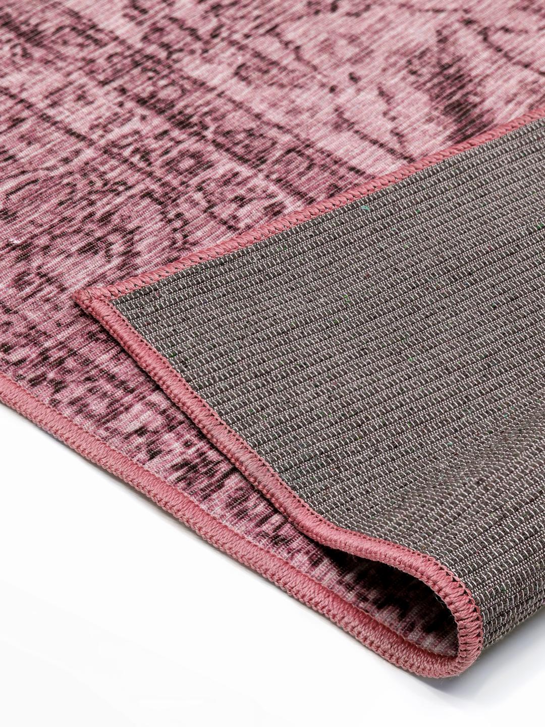 rektangulært lyserødt tæppe
